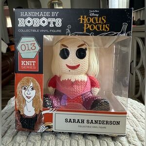 Disney Hocus Pocus Sarah Sanderson Knit Vinyl Figure - Red and Pink
